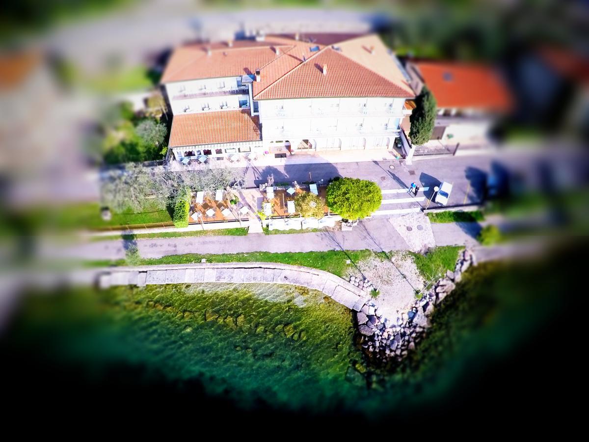 Piccolo Hotel Direkt Am See เบรนโซเน ซูล การ์ดา ภายนอก รูปภาพ