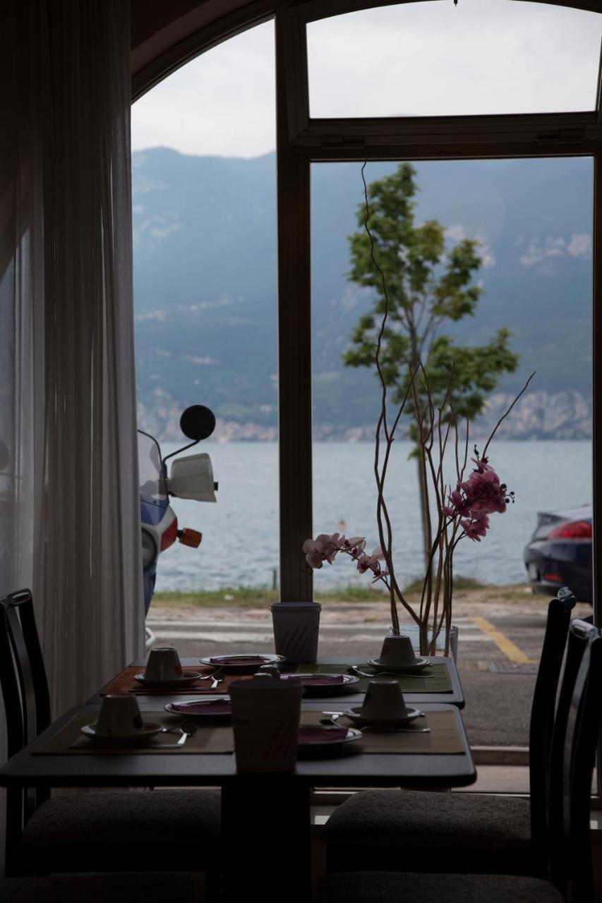Piccolo Hotel Direkt Am See เบรนโซเน ซูล การ์ดา ภายนอก รูปภาพ