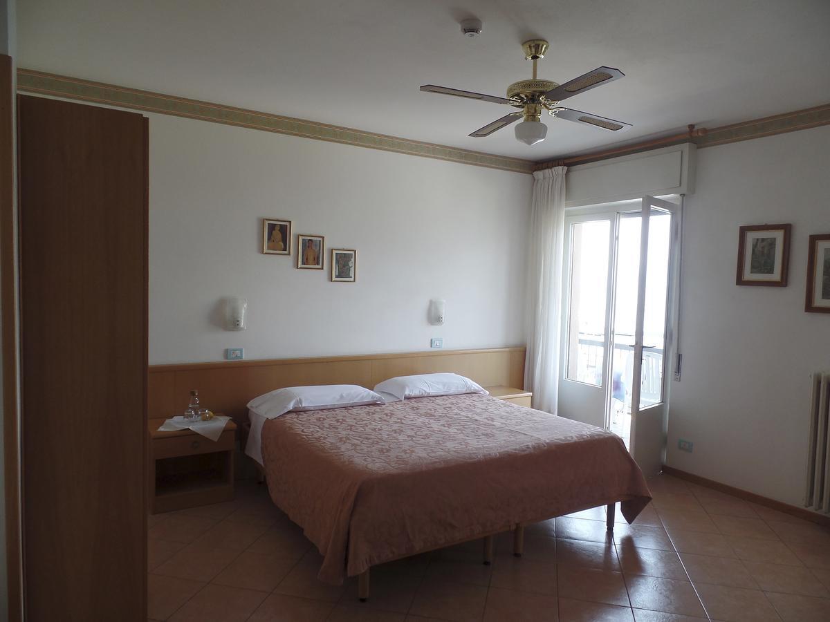 Piccolo Hotel Direkt Am See เบรนโซเน ซูล การ์ดา ภายนอก รูปภาพ